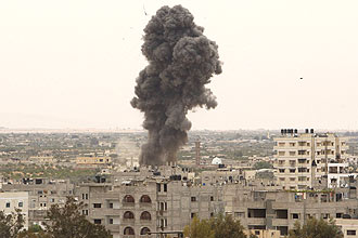Coluna de fumaa indica alvo de novo bombardeio da Fora Area de Israel a tneis clandestinos em Gaza; dois palestinos morreram