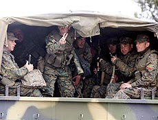 As tropas georgianas se deslocam at base onde militares organizam motim contra governo