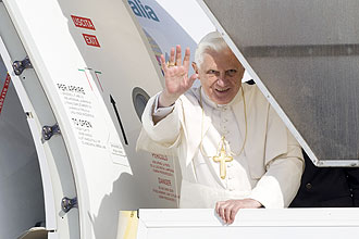 Papa Bento 16 acena de avio com destino a Jordnia; segurana ser reforada e contar com 60 mil policiais israelenses