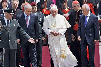 Papa Bento 16 caminha ao lado do premi israelense, Binyamin Netanyahu (esq.), e presidente de Israel, Shimon Peres (dir.)