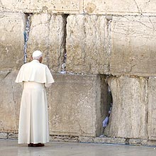 O papa Bento 16 reza diante do Muro das Lamentaes e deixa bilhete com orao