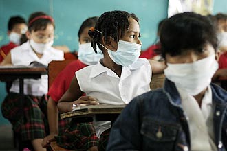Crianças estudam no Panamá usando máscaras para se proteger da gripe suína; país já registrou 43 casos da doença