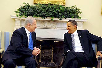 Presidente dos EUA, Barack Obama (dir.), conversa com premi israelense, Binyamin Netanyahu, na Casa Branca, em Washington