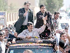 Apoiadores jogam flores durante visita do presidente Ahmadinejad a Semnan
