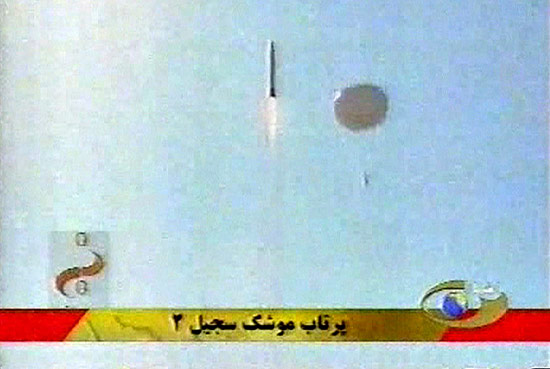 Imagem da TV mostra o mssil iraniano Sejil 2 cujo lanamento foi anunciado nesta quarta-feira pelo presidente 