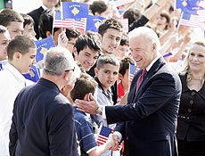 Vice dos EUA, Joe Biden, cumprimenta crianças em sua chegada a Kosovo