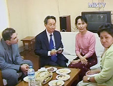 Imagem de encontro entre diplomatas e Suu Kyi (de rosa) exibida pela TV estatal de Mianmar