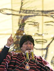 O presidente Evo Morales faz o discurso durante festa em Villar