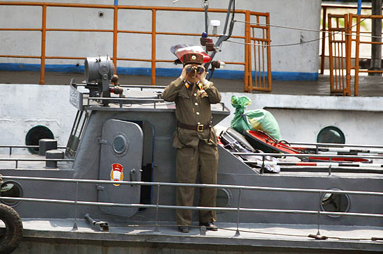 Soldado norte-coreano monitora barco de turistas chineses no rio Yalu; Pyongyang ameaçou atacar Seul 