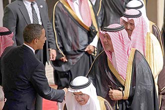 Obama cumprimenta as autoridades sauditas, durante sua primeira visita a Riad; americano quer restabelecer contato com muulmanos