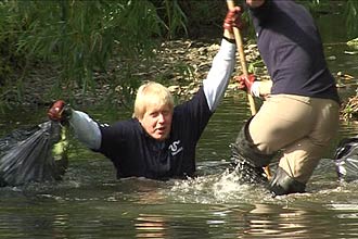 O prefeito de Londres, Boris Johnson, estava com uma sacola de lixo na mo quando desequilibrou e afundou em um rio no sudeste de Londres