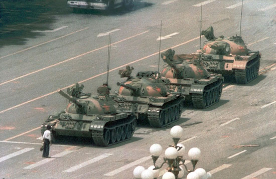 Imagem de homem bloqueando passagem de tanques do Exrcito marcou o massacre na praa da Paz Celestial