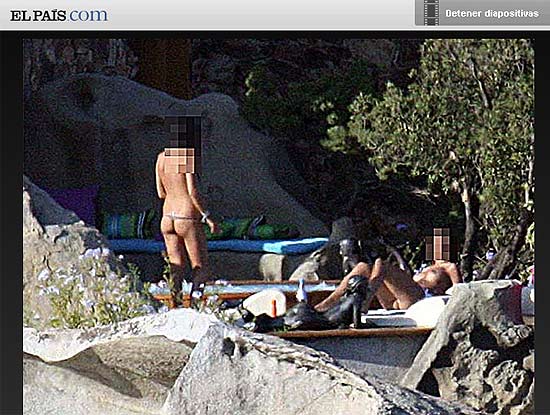 Fotografia publicada pelo &quot;El Pas&quot; mostra duas mulheres fazendo topless na casa de Berlusconi na Sardenha