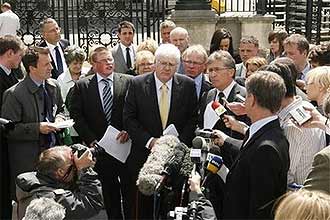 Michael Gallagher (centro), cujo filho morreu em Omagh, comemora ao que culpou quatro dos cinco acusados pelo ataque de 1998