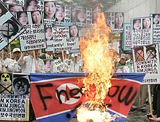Manifestantes pedem em Seul a libertação de jornalistas condenadas pela Coreia do Norte