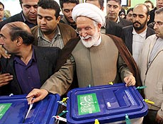 Candidato presidencial, o clrigo Mehdi Karubi deposita seu voto em colgio eleitoral de Teer