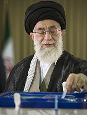 Lder supremo do Ir, Ali Khamenei, defende vitria de Ahmadinejad