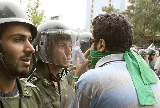 Partidrio de Mir Hossein Mousavi conversa com policial durante protesto contra resultado oficial das eleies