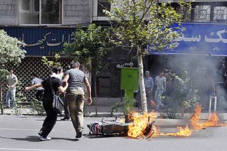 Manifestantes protestam no centro de Teerã contra resultado de eleição que deu vitória ao presidente Mahmoud Ahmadinejad