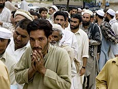 Paquistaneses deslocados pela ofensiva do Exrcito esperam na fila por ajuda em dinheiro