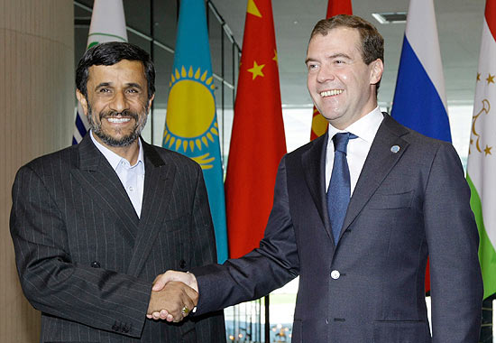Presidente russo, Dmitri Medvedev (dir.), se encontra brevemente com o colega iraniano, Mahmoud Ahmadinejad