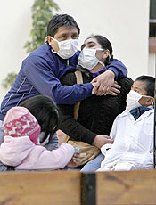 Famlia usa mscara na Argentina para se prevenir da gripe suna