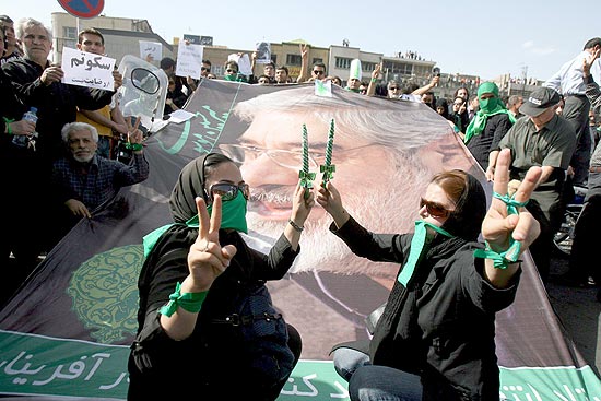 Partidrios da oposio participam de marcha em Teer em homenagem s vtimas de confrontos com a polcia