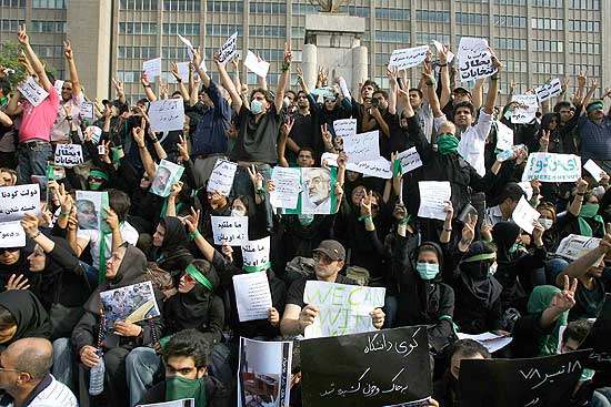 Imagem cedida pela assessoria de Mousavi mostra apoiadores vestidos de preto em marcha de luto no Ir
