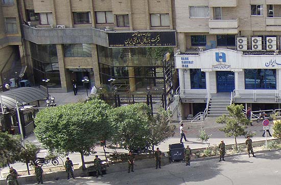 Foras de segurana em frente  prdio do governo em Teer; testemunhas relatam forte policiamento na cidade