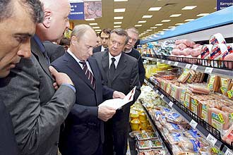 Premiê russo, Vladimir Putin, mostra alta no preço das linguiças e pede uma resposta dos executivos do setor de supermercados