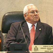 Deputados nomearam Roberto Micheletti, líder do Congresso, como novo presidente do país