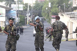 Soldados ocupam as ruas de Honduras, em aparente golpe militar; presidente reverteu demisso de militar, piv da crise