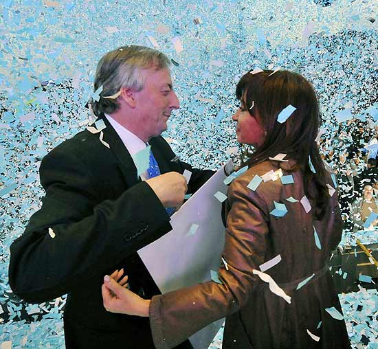 Presidente Cristina Kirchner abraa o marido, Nestor, no ltimo comcio eleitoral; derrota ameaa reeleio