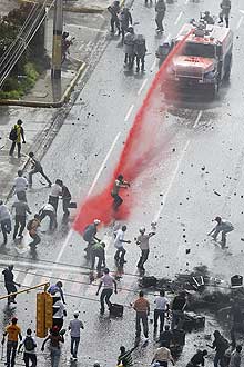 Policiais utilizam jato para dispersar protesto no palcio presidencial da capital Tegucigalpa 