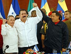 Presidente cubano, Ral Castro (esq.), cumprimenta Manuel Zelaya em reunio 