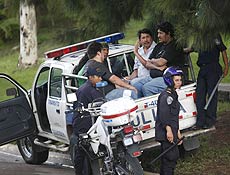 Apoiadores de Zelaya sentam em carro policial aps protestos em Tegucigalpa, em Honduras