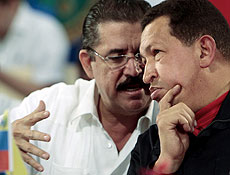 Presidente deposto, Manuel Zelaya (esq.), conversa com colega venezuelano Chavez