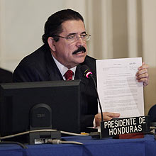 Presidente deposto de Honduras, Manuel Zelaya, mostra a resoluo da OEA