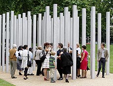 Parentes e amigos observam memorial para vtimas de ataques terroristas em Londres