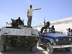 Paramilitares pr-governo pasam em tanques por regio de confronto na capital somali