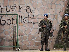 Soldados vigiam arredores da residncia presidencial em Tegucigalpa, em Honduras