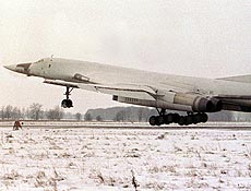 Tupolev-160, conhecido como "Blackjack", decolando na Ucrânia, em foto de 2000 