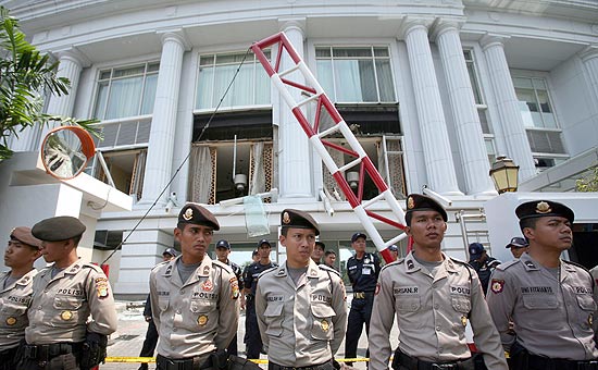 Policiais fazem guarda na entrada do hotel Ritz-Carlton depois de um duplo atentado atribudo a terroristas