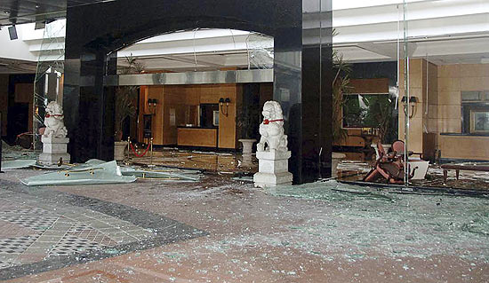 Foto mostra o dano causado pela exploso de uma bomba no JW Marriott; terrorista malaio  o principal suspeito