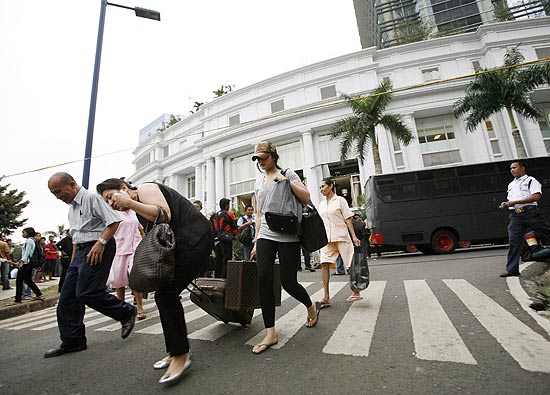 Hspedes correm aps exploso de duas bombas nos hotis JW Marriott e Ritz-Carlton, em Jacarta, na Indonsia
