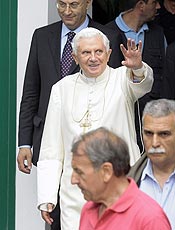 Papa Bento 16 cumprimenta os presentes ao deixar hospital