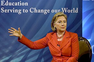 Secretria de Estado dos EUA, Hillary Clinton, pede combate global ao terrorismo em viagem a Mumbai, capital financeira da ndia