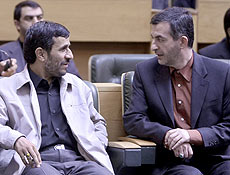 Presidente Mahmoud Ahmadibnejad (esq) foi criticado pela escolha de Esfandiar Mashaie