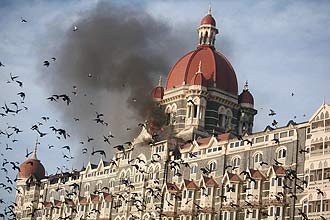 Fumaa sai de janela do hotel de luxo Taj Mahal, no segundo dia de ataques  cidade de Mumbai (ndia); corte acusa paquistans