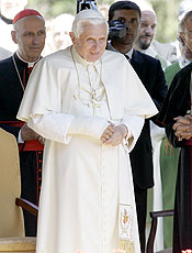 Papa Bento 16, com gesso no pulso direito, fraturado durante queda